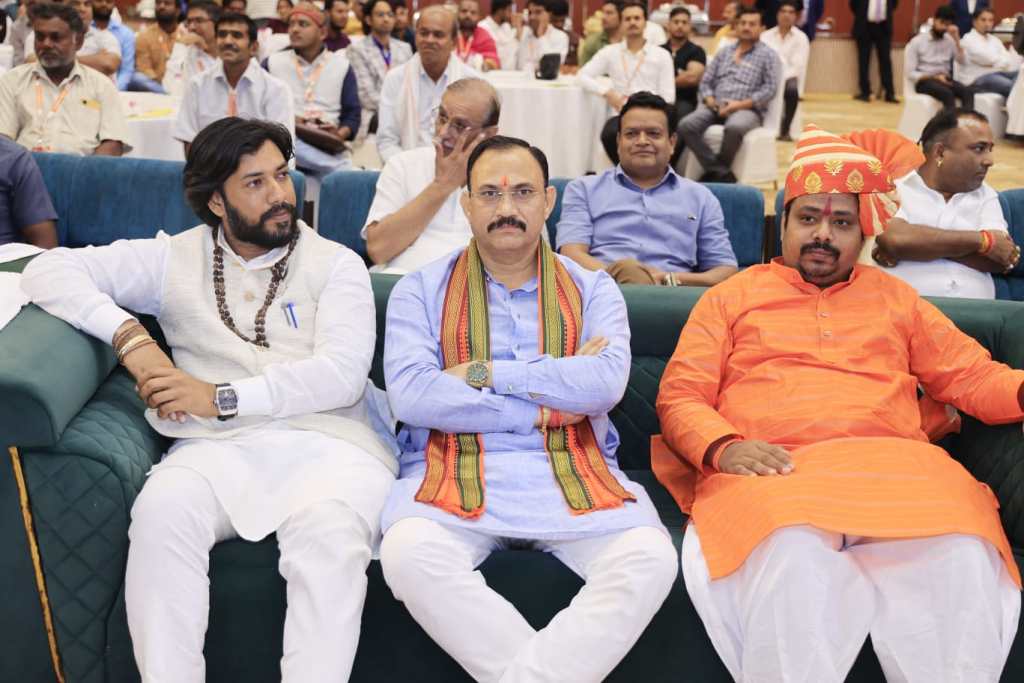 मिर्ची हवन से मिला सम्मान: मुख्यमंत्री साय ने डॉ. प्रेमसाई महाराज को किया सम्मानित