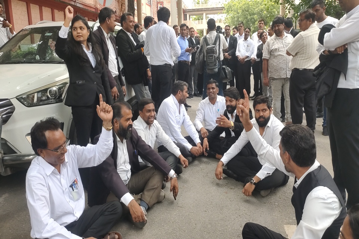 बीकानेर हाईकोर्ट बेंच बयान पर बवाल, जयपुर की सड़कों पर उतरे 40 हज़ार वकील, देखें वीडियो