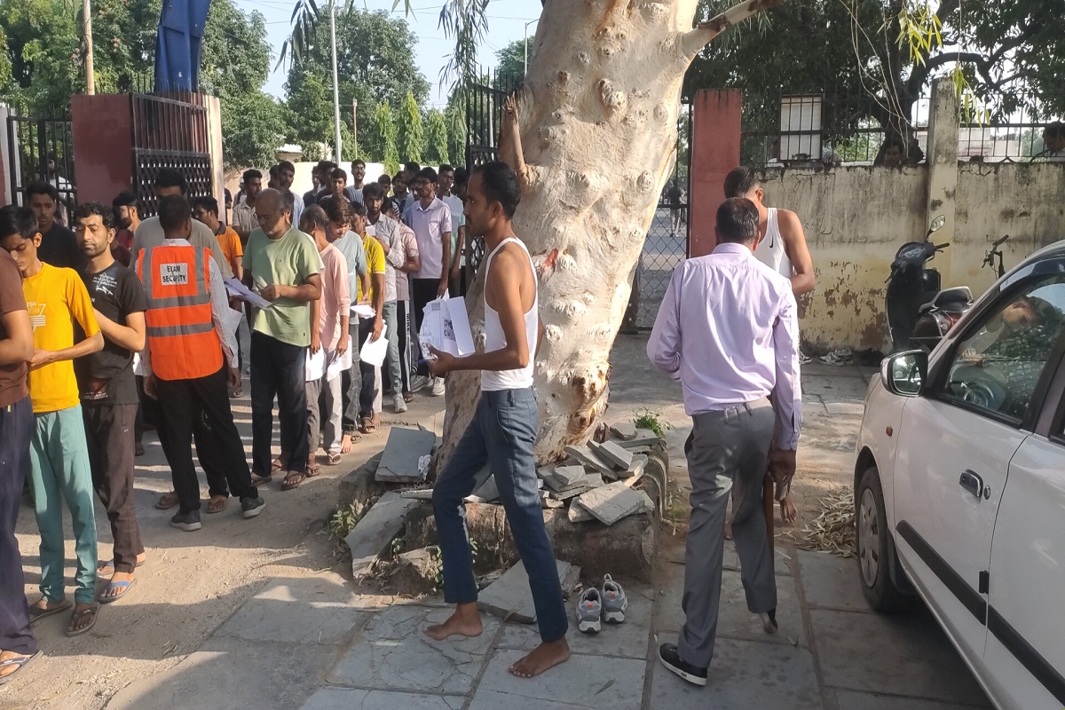 Rajasthan 4th Grade Exam 2024 : नंगे पैर, उतारी शर्ट… जयपुर में परीक्षा केंद्रों पर सख्ती से गुजरते दिखे अभ्यर्थी, देखें वीडियो