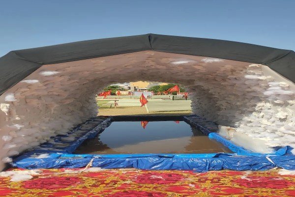 इस बार 40 फीट ऊंचा कृत्रिम पर्वत तैयार करने की योजना थी, लेकिन प्रशासन से परमिशन नहीं मिलने पर 20 फीट ऊंचा कृत्रिम पर्वत तैयार किया गया है। दिव्यांग और बुजुर्ग श्रद्धालुओं के लिए बनाए गए विशेष मार्ग से सीधे दर्शन कराने की व्यवस्था की गई है।