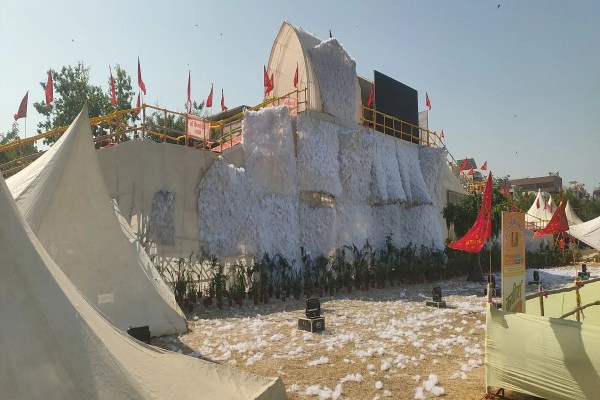 मैदान में दरबार के साथ स्वचालित झांकियां और कन्या पूजन भी श्रद्धालुओं के आकर्षण का केंद्र बन रहा है। बाणगंगा, चरण पादुका, अर्धकुंवारी गुफा, हाथी मत्था और सांझी छत जैसे पड़ाव के बाद त्रिकूट पर्वत पर माता वैष्णो देवी का दरबार सजा है।