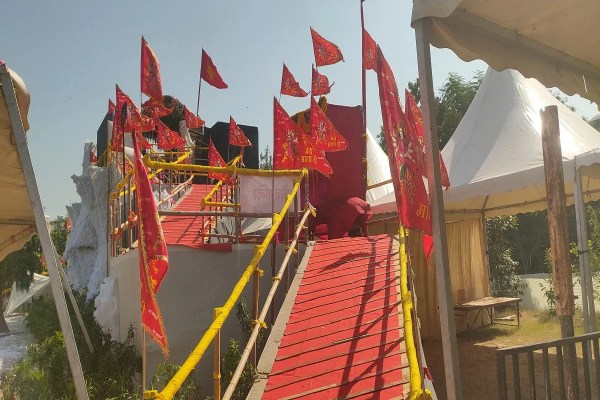 आयोजन समिति अध्यक्ष राजेंद्र खंडेलवाल ने बताया कि जो लोग शारीरिक या आर्थिक कारणों से कटरा नहीं जा पाते, उनके लिए जयपुर में ही माता वैष्णो देवी की इस यात्रा का साक्षात अनुभव मिल रहा है।