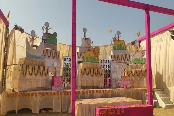 नवरात्र महापर्व पर जयपुर स्थित राजापार्क के सूरज मैदान में माता वैष्णो देवी का दरबार सजा है। श्रद्धालुओं को यहां 20 फीट ऊंचे कृत्रिम पर्वत की गुफाओं से निकलता ठंडा पानी और बर्फबारी से यात्रा का साक्षात अनुभव मिल रहा है।