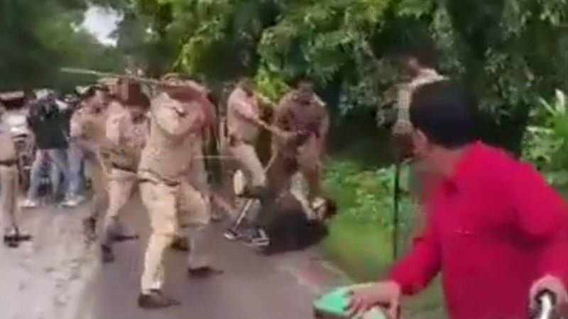 छात्र की पिटाई करती पुलिस (फोटो सोर्स- 'X' Barabanki वीडियो ग्रैब)