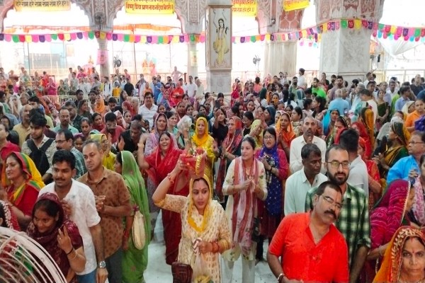 गोविन्ददेवजी मंदिर में मंगला आरती से ही भक्तों की भीड़ उमड़ना शुरू हो गई। ग्वाल आरती के बाद सालिगरामजी को चौकी पर विराजमान कर संकीर्तन के साथ तुलसा मंच तक ले जाया जाएगा। यहां वेद मंत्रों के साथ पंचामृत अभिषेक कर आरती की जाएगी।