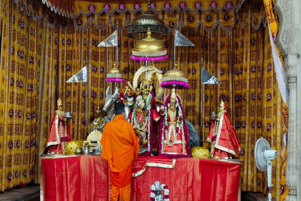 जयपुर में भाद्रपद शुक्ल एकादशी यानी जलझूलनी एकादशी आज विशेष संयोगों में मनाई जा रही है। मंदिरों में ठाकुरजी का अभिषेक कर नवीन पोशाक धारण करवाई गई। दोपहर बाद शहर में डोल झांकी निकाली जाएगी।