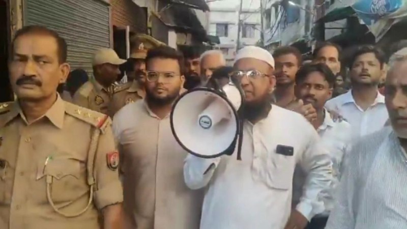 लोगों से घर जाने की अपील करते धर्मगुरु (फोटो सोर्स- 'X' कानपुर वीडियो ग्रैब)