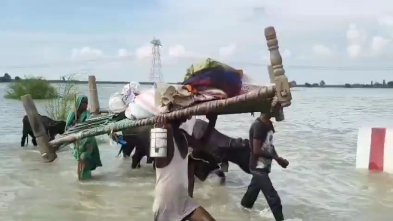 बाढ़ पीड़ित सुरक्षित स्थान की तलाश जाते (फोटो सोर्स- 'X' उन्नाव वीडियो ग्रैब)