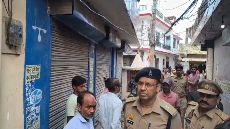 घटनास्थल का निरीक्षण करने पहुंचे अपर पुलिस अधीक्षक (फोटो सोर्स- उन्नाव वीडियो ग्रैब)
