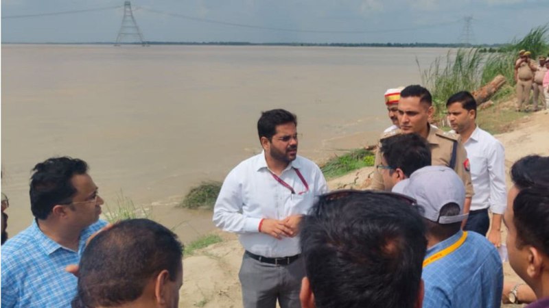 उन्नाव में गंगा नदी के किनारे पहुंचे डीएम एसपी (फोटो सोर्स- उन्नाव सूचना विभाग)
