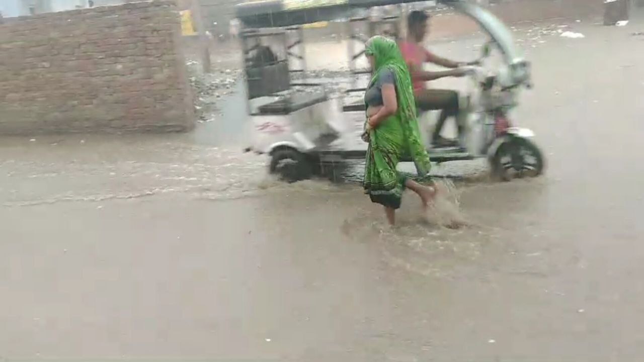 उन्नाव में झमाझम बारिश (फोटो सोर्स- वीडियो ग्रैब)