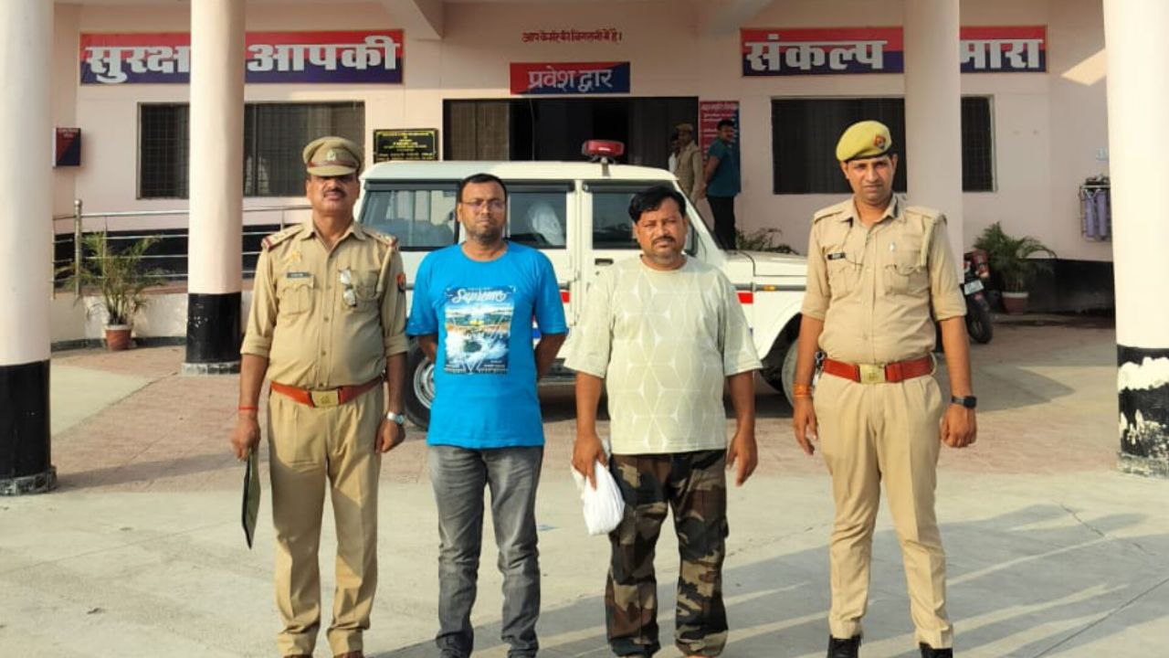 पुलिस की गिरफ्त में मददगार (फोटो सोर्स- उन्नाव पुलिस सोशल मीडिया)