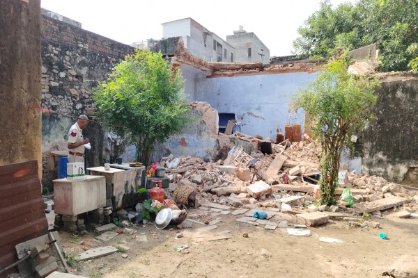 हादसे के काफी देर के बाद नगर निगम की टीम मौके पर पहुंची। हालांकि तब तक स्थानीय लोगों की मदद से बचाव कार्य पूरा हो चुका था। पुलिस ने मामले की जांच शुरू कर दी है।