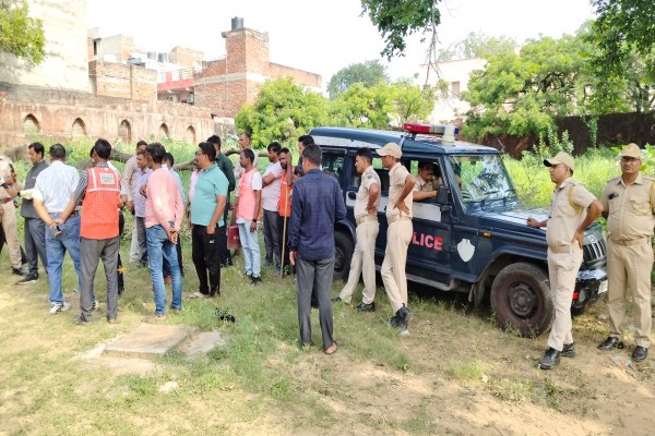 स्थानीय लोगों ने ही बचाव अभियान शुरू किया और दोनों महिलाओं को मलबे से बाहर निकाला। एक रिश्तेदार ने बताया कि उन्हें स्थानीय लोगों से फोन पर इस हादसे की सूचना मिली थी। धन्नी देवी और सुनीता सास और बहू थीं। सुनीता के ही बच्चे बाहर खेल रहे थे।