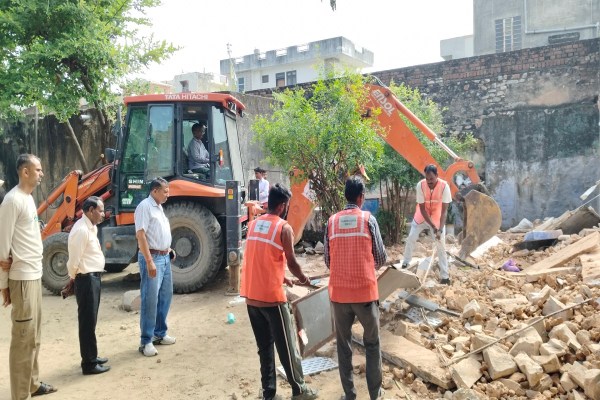मृतक महिला की पहचान 60 वर्षीय धन्नीबाई के रूप में हुई है। उसकी बहू 35 वर्षीय सुनीता को एसएमएस अस्पताल में भर्ती कराया गया है। बताया जा रहा है कि अस्पताल ले जाने के कुछ देर के बाद ही धन्नी देवी की मौत हो गई। उनके सिर में गंभीर चोटे आई थीं।