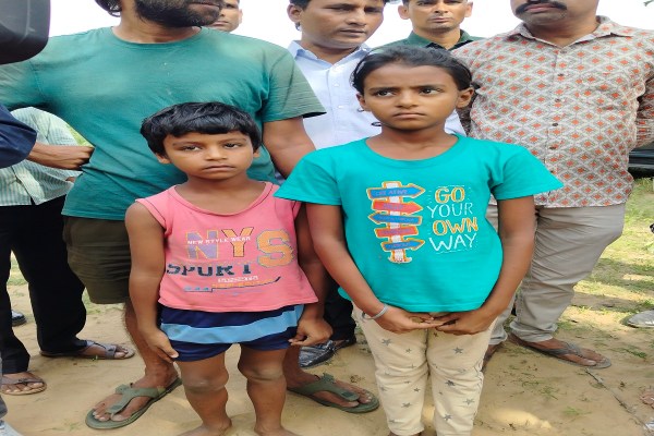 बच्चों ने बताया कि मां और दादी अंदर थे और हम बाहर खेल रहे थे। अचानक तेज आवाज आई, पीछे देखा तो मां और दादी पर मकान गिर गया था। दोनों चीख रहे थे और बचाने के लिए लोगों को पुकार रहे थे। दादी की आवाज कुछ देर के बाइ बंद हो गई थी।