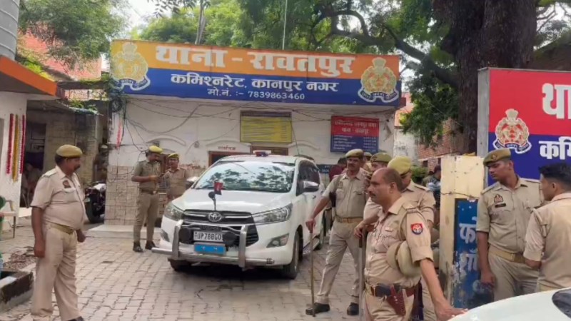 रावतपुर थाने की घटना (फोटो सोर्स- 'X' Kanpur वीडियो ग्रैब)