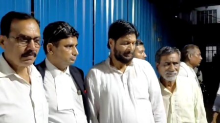 अपने समर्थकों के साथ प्रदीप जैन (फोटो सोर्स- 'X' झांसी वीडियो ग्रैब)