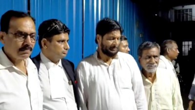 अपने समर्थकों के साथ प्रदीप जैन (फोटो सोर्स- 'X' झांसी वीडियो ग्रैब)