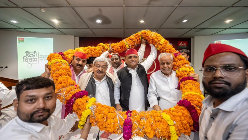 सपा पार्टी मुख्यालय में अखिलेश यादव का स्वागत (फोटो सोर्स- 'X' समाजवादी पार्टी)