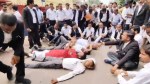 जिला कारागार के सामने प्रदर्शन करते वकील (फोटो सोर्स- 'X' हमीरपुर वीडियो ग्रैब)