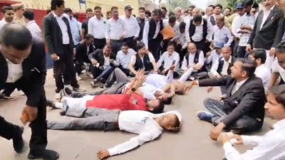 जिला कारागार के सामने प्रदर्शन करते वकील (फोटो सोर्स- 'X' हमीरपुर वीडियो ग्रैब)