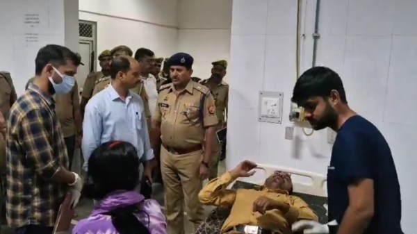 गालों को मेडिकल कॉलेज में भर्ती कराया गया (फोटो सोर्स- 'X' Kannauj वीडियो ग्रैब)