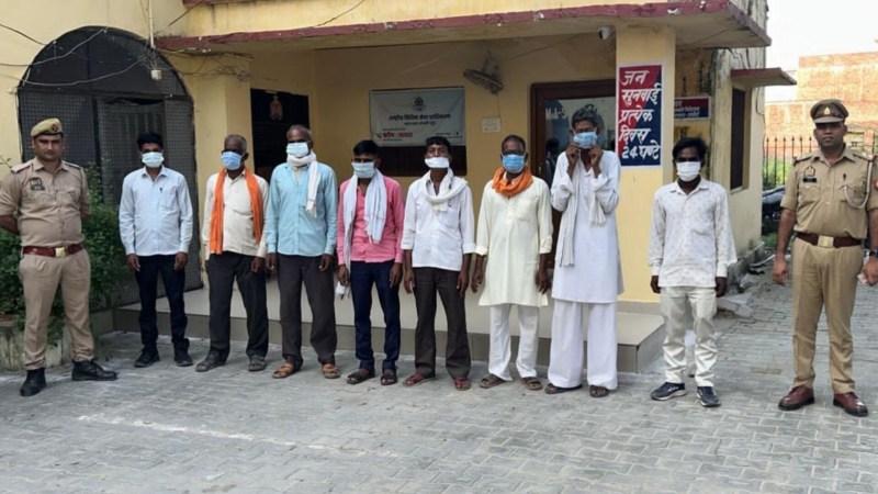 पुलिस ने आठ को किया गिरफ्तार (फोटो सोर्स- 'X' हरदोई पुलिस)