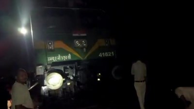 मौके पर खड़ी पैसेंजर ट्रेन (फोटो सोर्स- 'X' unnao वीडियो ग्रैब)