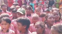 प्राथमिक विद्यालय नदवा के छात्र (फोटो सोर्स- 'X' sitapur वीडियो ग्रैब)