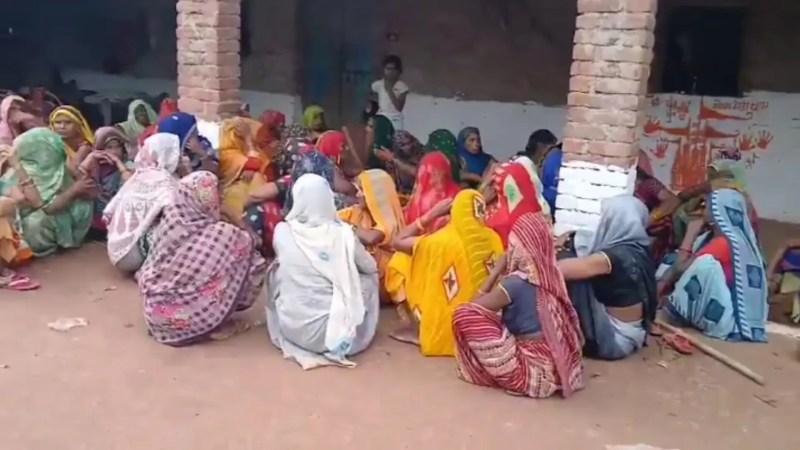 पीड़ित परिवार के घर पर लगी अपनों की भीड़ (फोटो सोर्स- कन्नौज वीडियो ग्रैब)