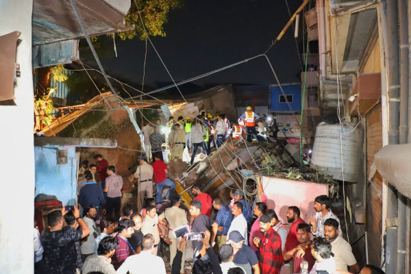 मलबे में दबने से 2 लोगों की मौत, 12 घायल