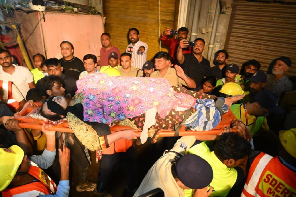 मलबे से घायल महिला को निकाला बाहर 