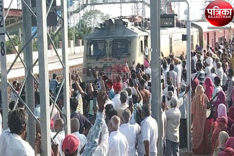 Watch Video : सोमेसर स्टेशन पर जोधपुर-हड़पसर एक्सप्रेस का ठहराव शुरू, ग्रामीणों ने फूल-मालाओं से किया स्वागत