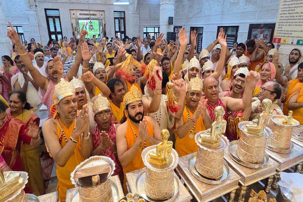 Devotees thronged the place in knee-deep water and celebrated Anant Chaturdashi festival with gaiety
