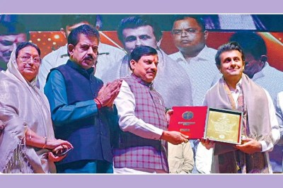 MP News National Lata Mangeshkar Award 2025 to Sonu Nigam: सोनू निगम को राष्ट्रीय लता मंगेशकर सम्मान से सम्मानित करते सीएम डॉ. मोहन यादव (फोटो: पत्रिका)