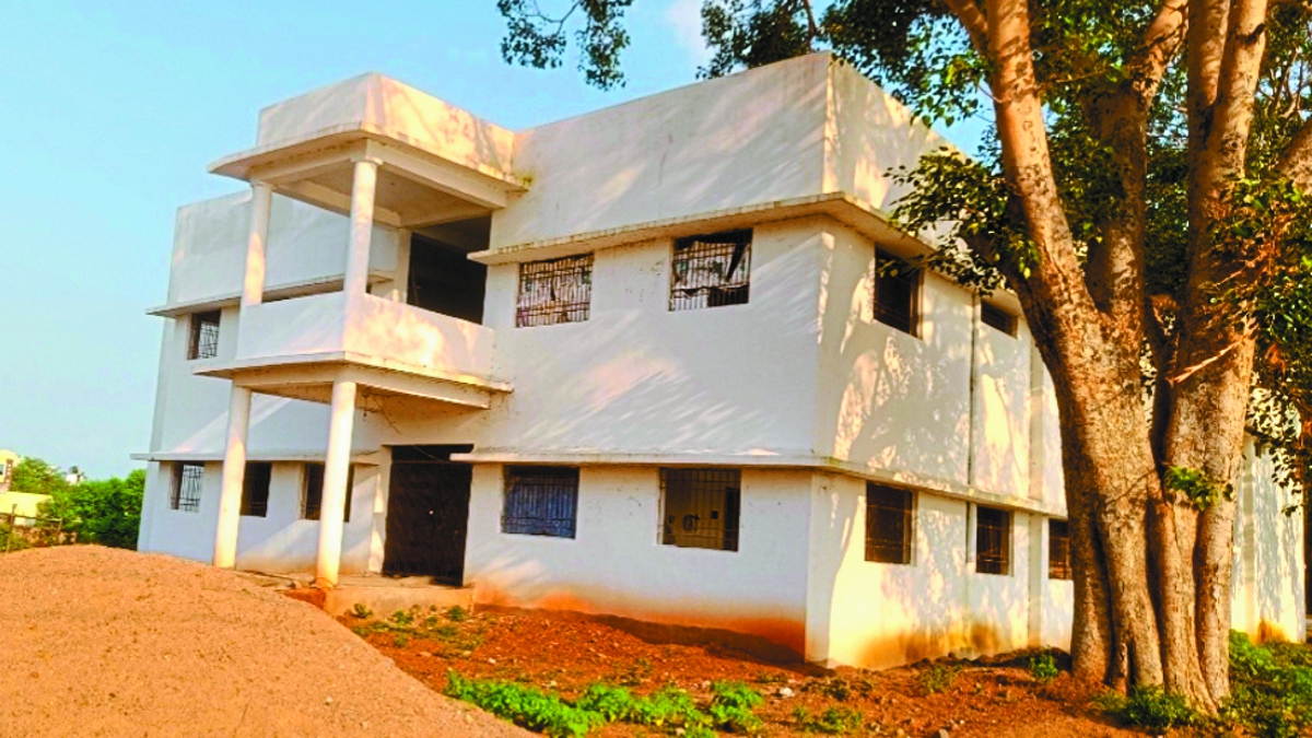 बालोद जिला मुख्यालय में निर्माणाधीन मंगल भवन का काम बीते तीन माह से बंद है। जबकि मंगल भवन निर्माण की डेडलाइन भी लगभग एक साल पहले समाप्त हो चुकी है। निर्माण बंद होने का प्रमुख कारण पैसों की कमी है।