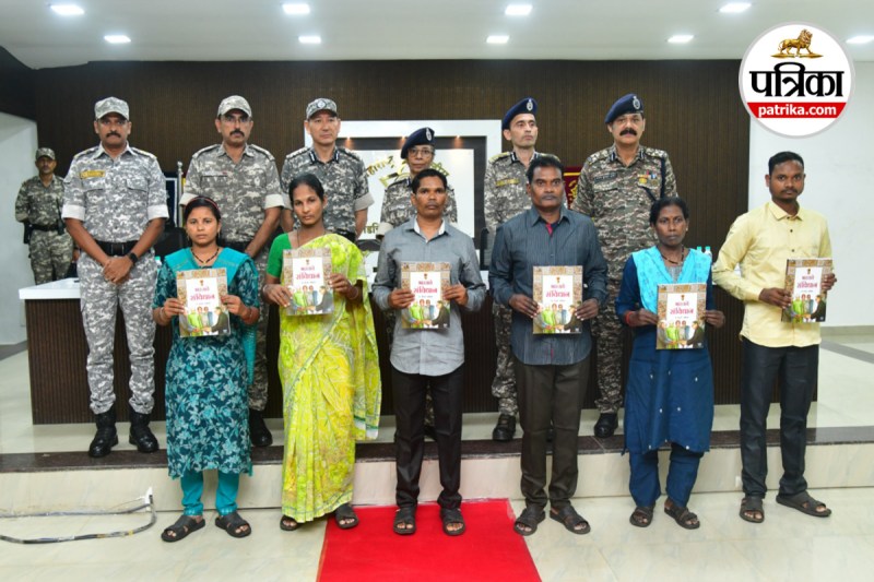 Maharashtra 6 Maoists surrender in Gadchiroli