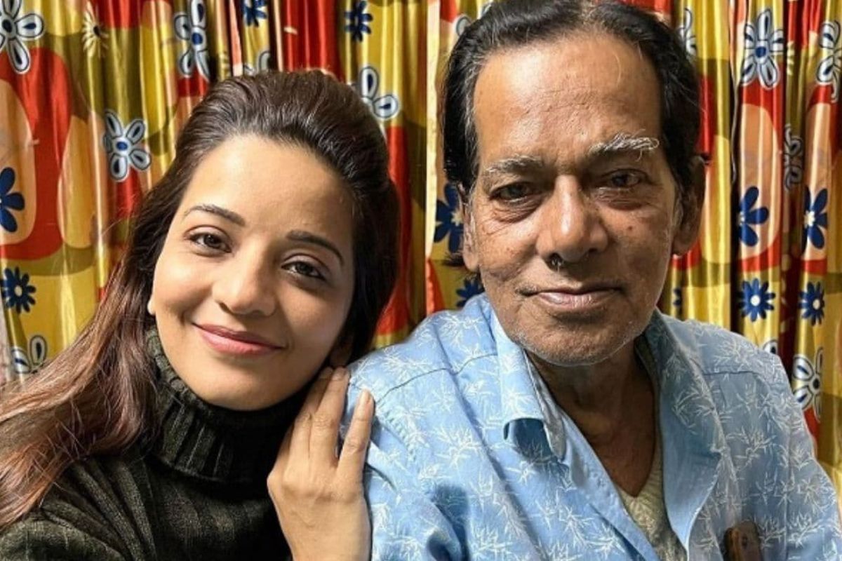 फिल्म जगत पर टुटा दुखों का पहाड़, फेमस एक्ट्रेस के पिता ने अचानक तोड़ा दम 2 Monalisa Father Dies