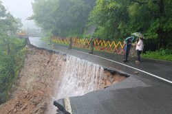 Mount Abu: तेज बारिश का दिखा असर, माउंट आबू मार्ग में सड़क धंसी, खिसका मलबा,
बड़े वाहनों का प्रवेश बंद - image