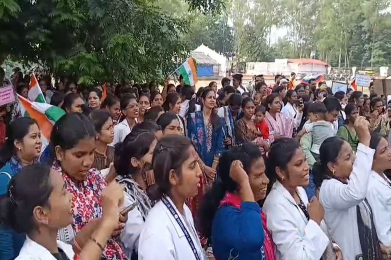 सरकार से राहत की गुहार! आंदोलन तेज- 150 NHM कर्मचारी अब तक बर्खास्त, धूप में बच्चों के साथ विरोध प्रदर्शन...(photo-patrika)