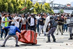 Nepal Protest: नेपाल में सोशल मीडिया बैन पर बवाल, 20 की मौत, PM ओली के घर पर
फेंके पत्थर, गृहमंत्री ने दिया इस्तीफा - image
