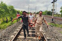गिरवर के पास रेलवे ट्रैक पर मिला युवती का शव, एक किमी दूर झाडिय़ों में मिला घायल
युवक - image