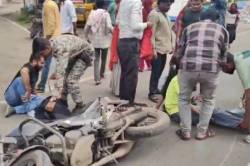 बाइक से टकराकर ऑटो पलटा, तीन घायल - image