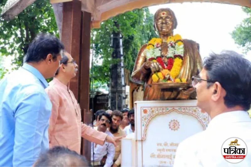 Paint thrown on Meenatai Thackeray statue