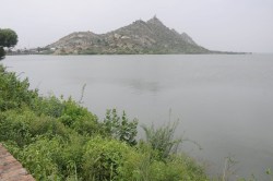 Rajasthan: राजस्थान के 100 साल पुराने बांध में लीकेज, कई गांवों पर मंडरा रहा
बड़ा खतरा, मौके पर पहुंची टीम - image