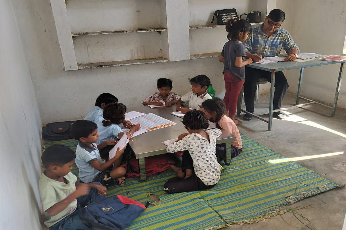एक ही कमरे में पोषाहार, पढ़ाई, कार्यालय व सामान