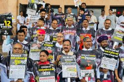 Rajasthan Vidhan Sabha : राजस्थान विधानसभा के बाहर कांग्रेस विधायकों का
प्रदर्शन, लगाए भजन सरकार होश में आओ के नारे - image