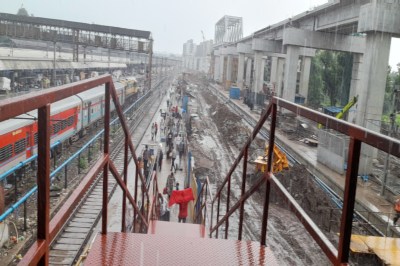 Passengers at Ralway station