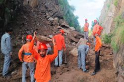 गोरमघाट क्षेत्र में रेलवे लाइन पर गिरी चट्टाने एवं मलबा, आगामी आदेशों तक दोनों
रेल बंद - image